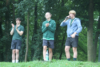 Auf ihr Kommando hören die Teilnehmer